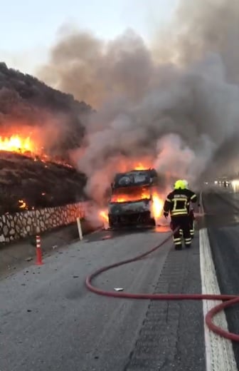 Tarsus'ta seyir halinde olan minibüs, alev alev yandı