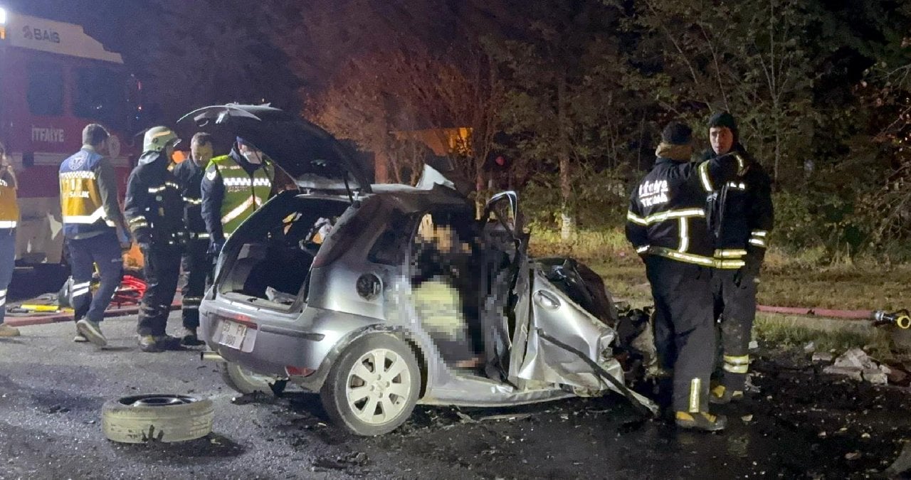 Tekirdağ’da iş makinesine çarpan otomobil alev alev yandı; 5 ölü