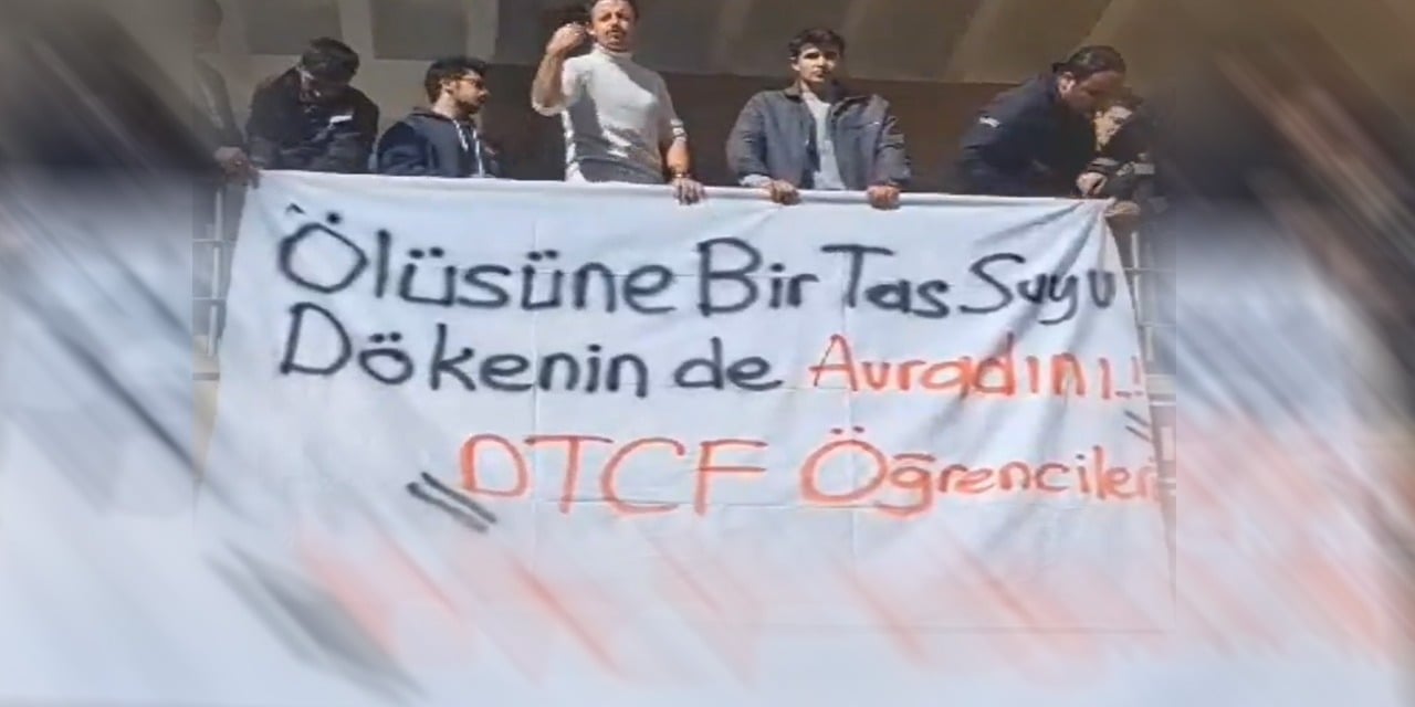 Öğrenciler FETÖ için 'Ölüsüne bir tas su dökenin de...'  pankartı astı. Dekan pankartı indirtti