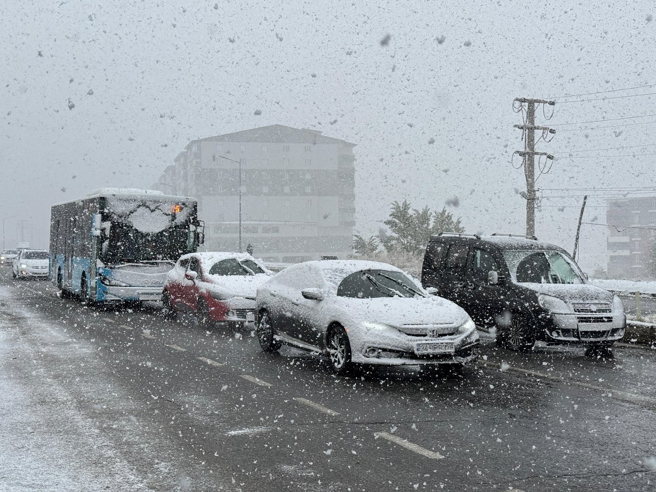 Bitlis’te yılın ilk karı yağdı