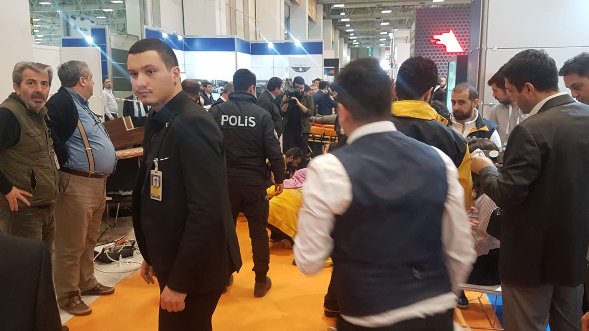 İstanbul'da fuar alanında stant devrildi: Yaralılar var