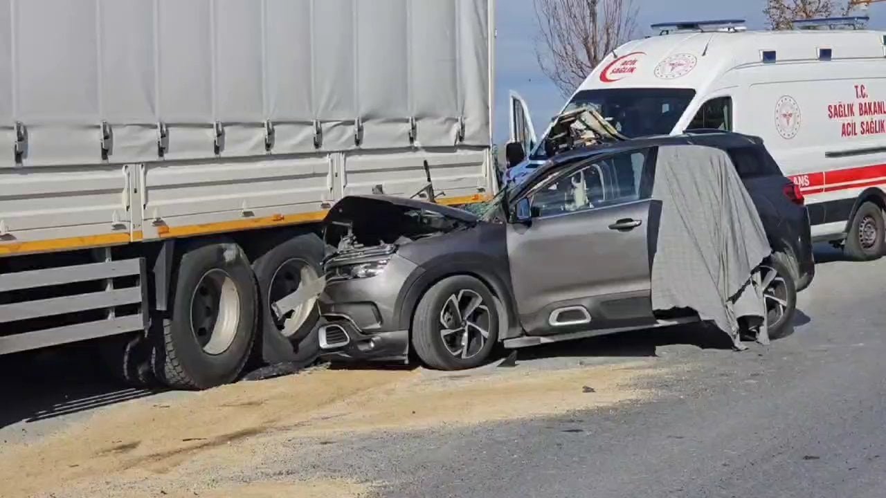 Zeytinburnu'nda korkunç kaza otomobil kamyona çarptı: 1 ölü