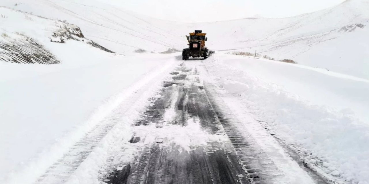 Hakkari'de kar hayatı felç etti. Kapanan köy yolları açıldı