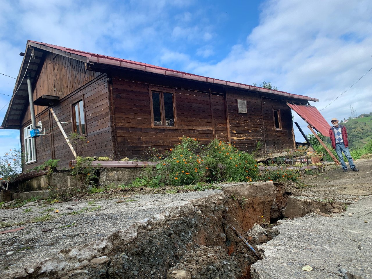 Rize'de heyelan riskiyle tahliye edilen evlerdeki eşyalar boşaltıldı