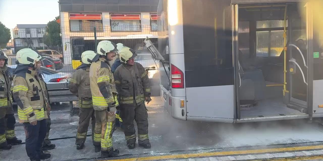 Sefer yapan metrobüste yangın çıktı