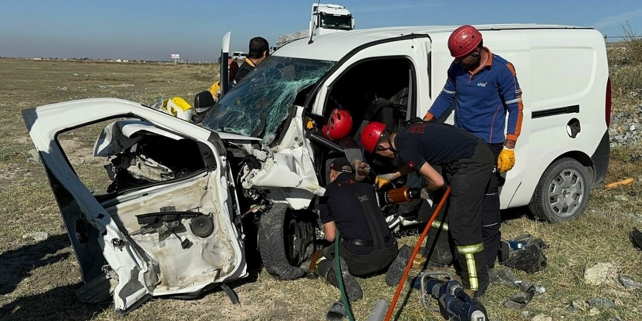 İki otomobil kafa kafaya çarpıştı: 1 ölü 2 yaralı