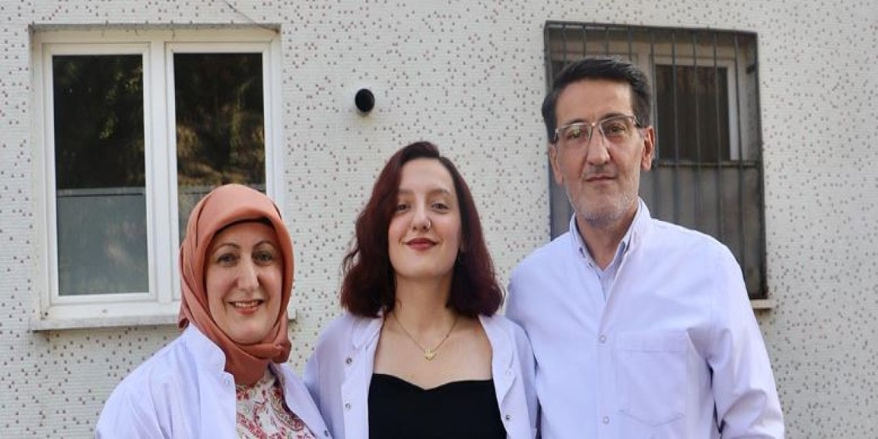 Annesiyle babasının çalıştığı hastaneye doktor olarak atandı. Dedesi de buradan emekli olmuş