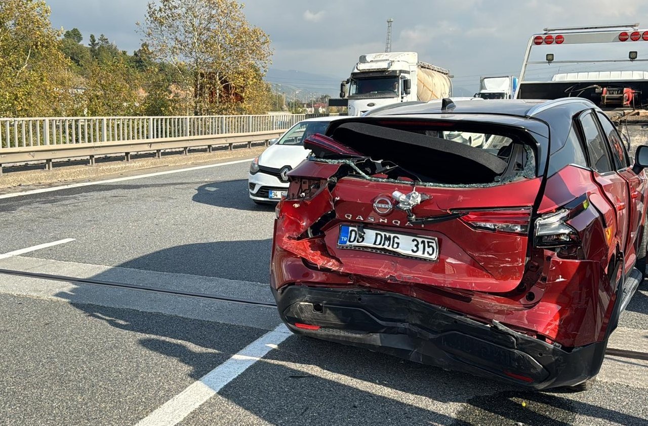 Anadolu Otoyolu'nun Düzce kesiminde zincirleme trafik kazası: 4 yaralı