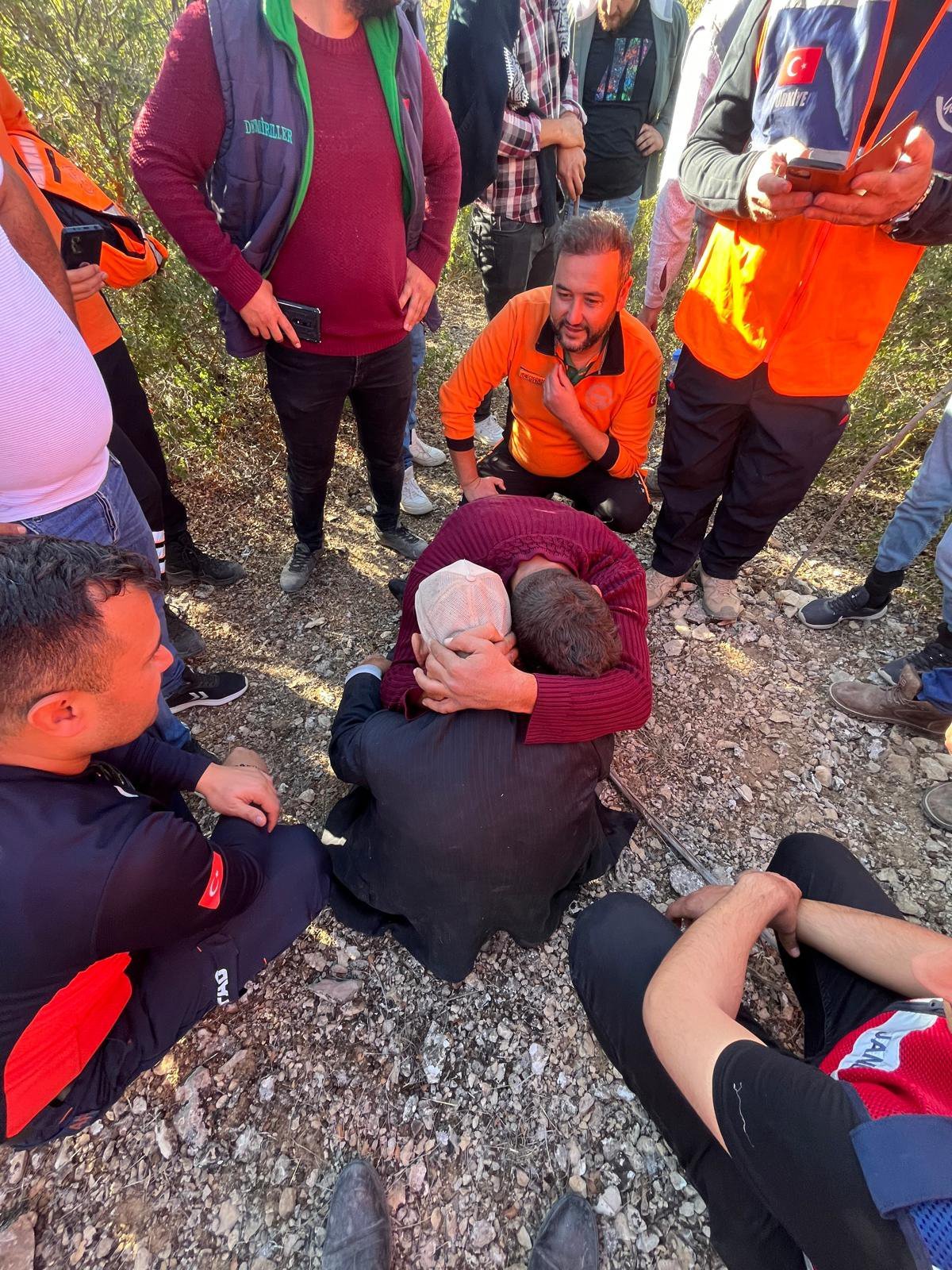 Kaybolduktan 19 saat sonra sağ bulunan babasına sarılıp gözyaşlarını tutamadı