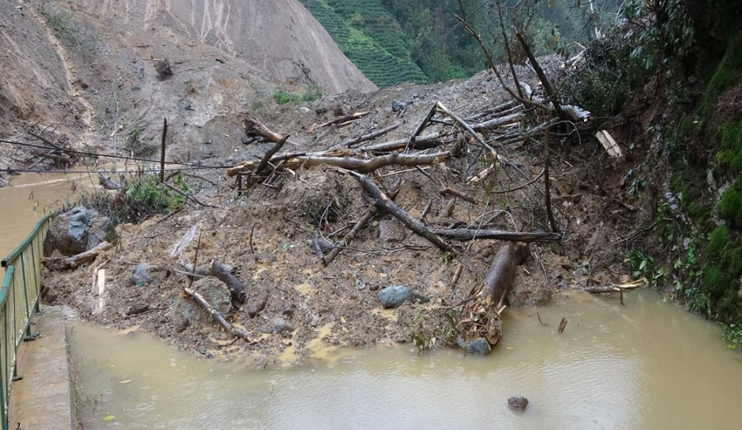 Rize'de heyelanın önünü kapattığı derede su seviyesi yola ulaştı