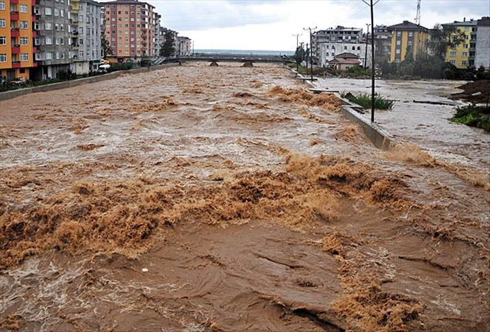 Rize'de sağanak hayatı olumsuz etkiledi. Bazı noktalarda heyelan meydana geldi