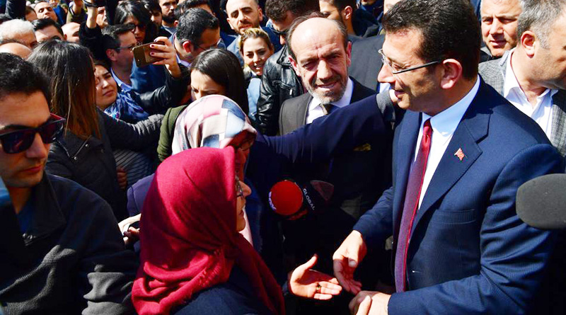 İmamoğlu'nun türbe ziyareti sırasında ilginç anlar