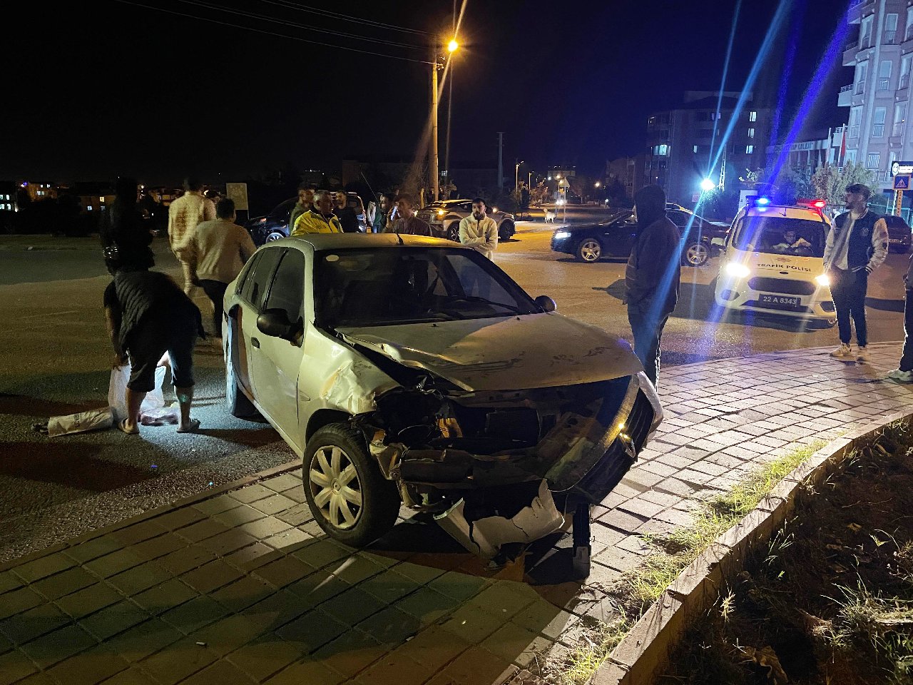 Edirne’de otomobil ve hafif ticari araç çarpıştı: 3 yaralı