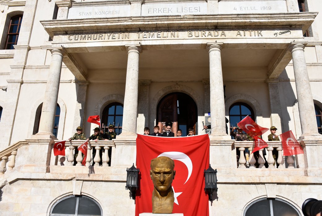 İlkokul öğrencileri Cumhuriyet’in ilanını temelinin atıldığı yerde canlandırdı