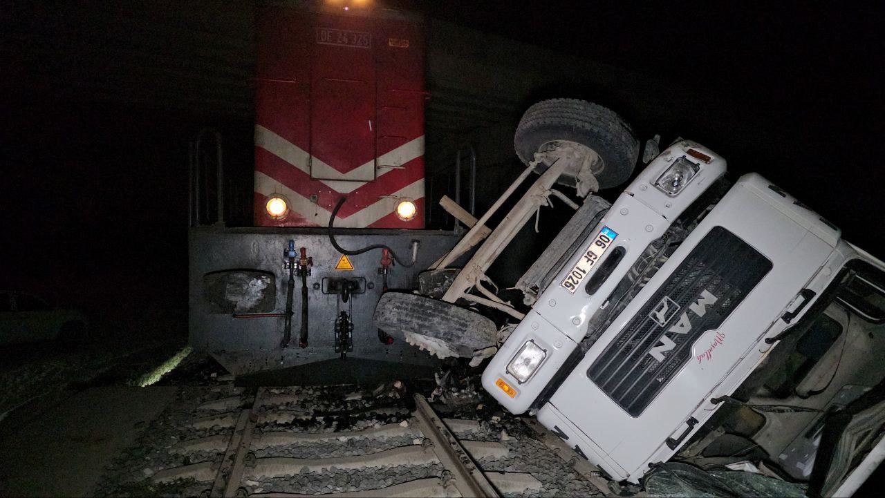 Yolcu treni kamyona çarptı. Faciadan dönüldü