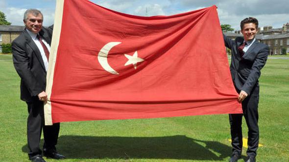 Londra'dan alınan Türk bayrağı kriz yarattı! Bakanlık inceleme başlattı...