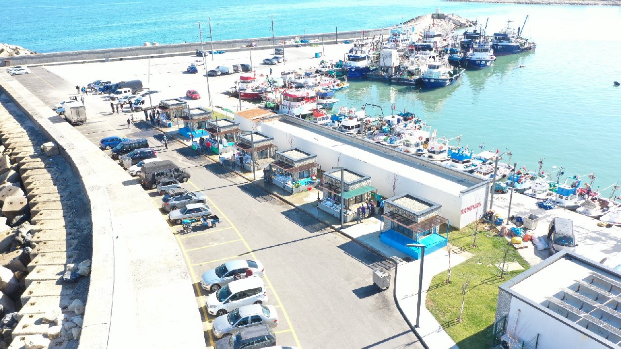 Karaburun Balık Hali yoğun ilgi ile hizmete açıldı