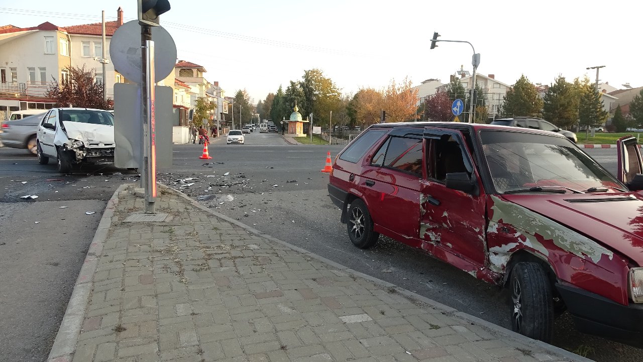 Kütahya'da 2 otomobil kazası; 3 yaralı