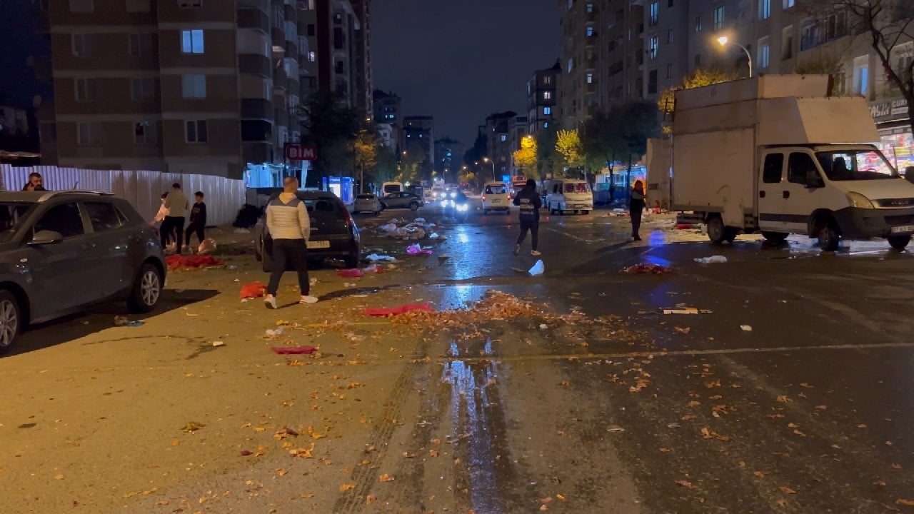 Grev yapan belediye işçileri semt pazarının çöplerini toplamadı