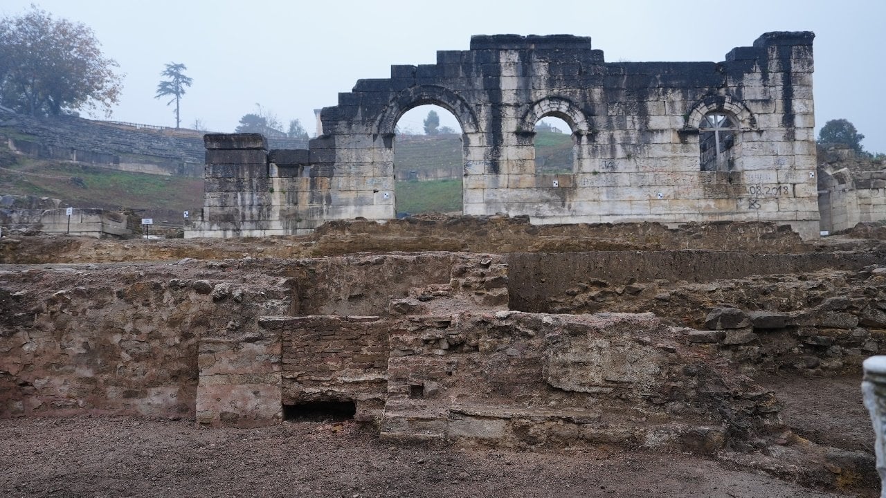 Antik Tiyatro kazısında kilise ve altyapı sistemi bulundu