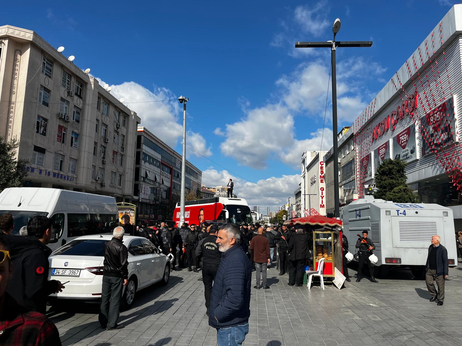 Esenyurt’ta CHP'nin otobüsüne engelleme