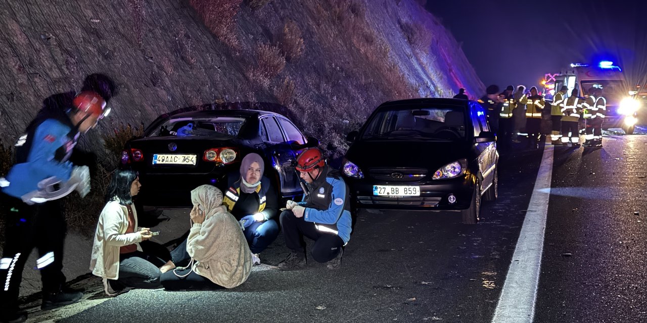 Tırdan düşen tomruklar 5 araca çarptı: 1 ölü 9 yaralı