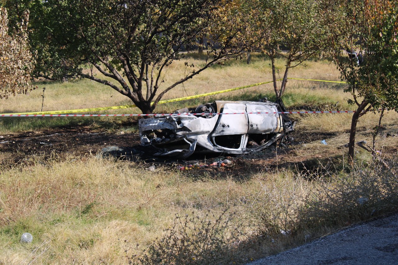 Malatya'da otomobil devrilip alev aldı; 2 ölü