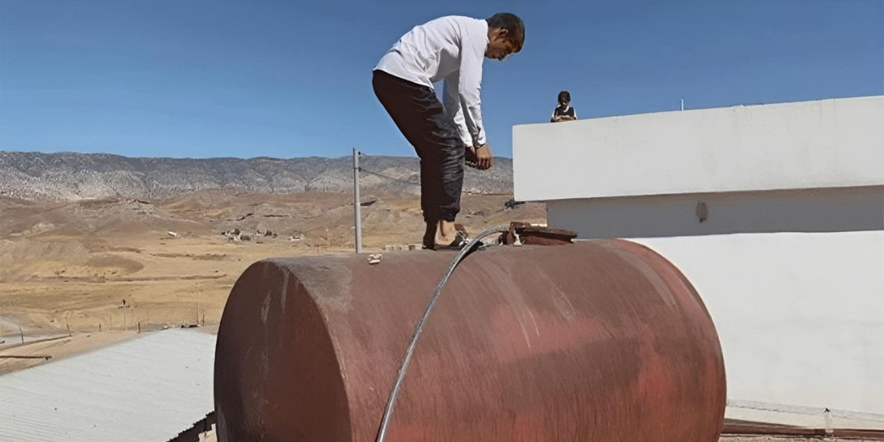 Bu köyün her yerinden petrol fışkırıyor. Petrol çıkar diye su kuyusu açamıyorlar