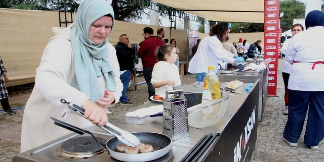 Minik aşçılar en lezzetli köfteyi yapmak için mutfakta hünerlerini gösterdi