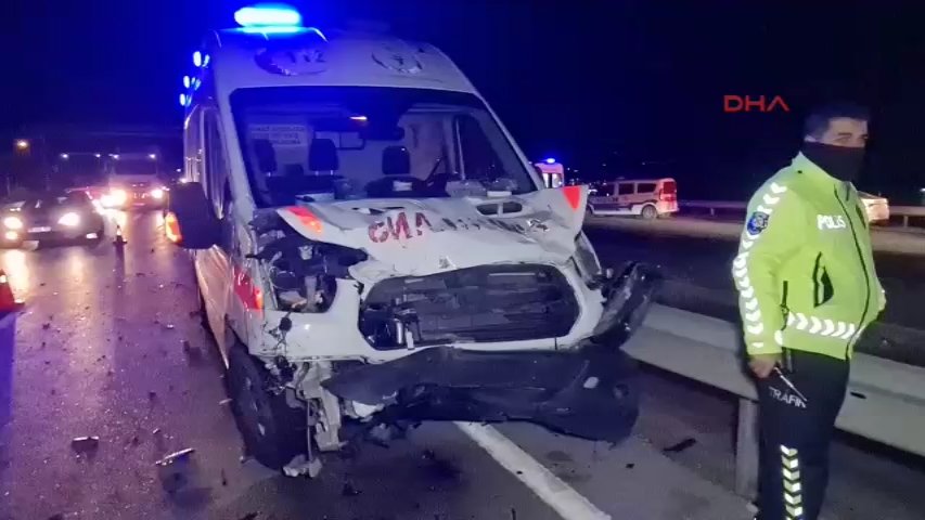 Kırıkkale ’de ambulans ve iki otomobil çarpıştı