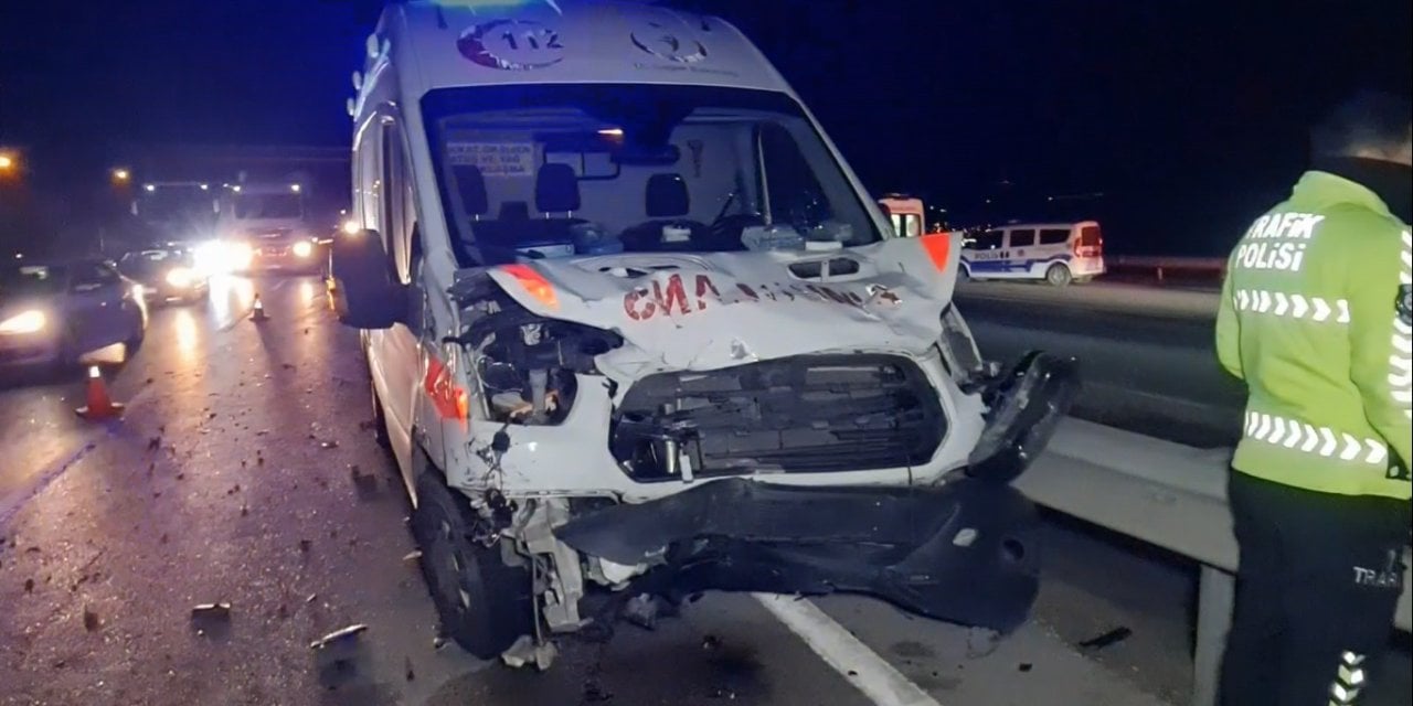 Köpeğe çarptığı için duran otomobile ambulans çarptı: 1 ölü 5 yaralı