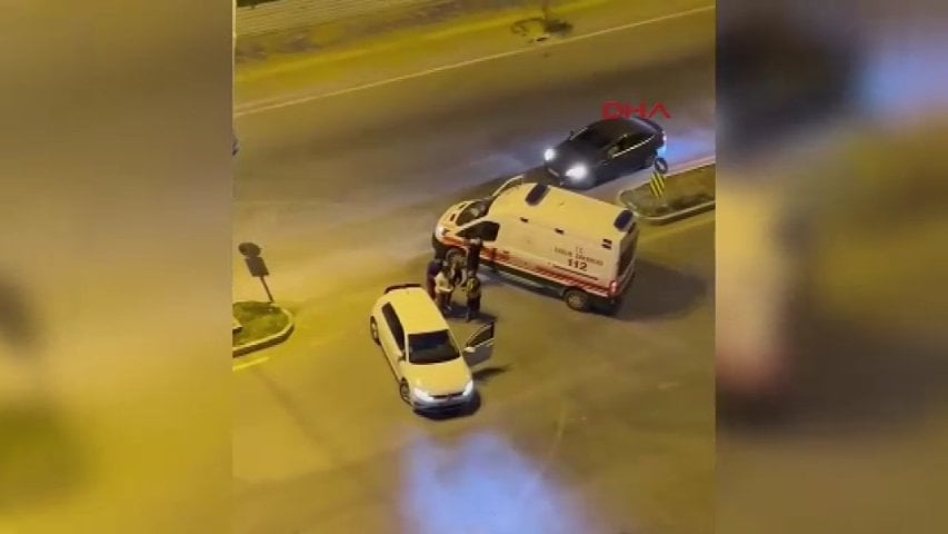 Sürücüsüyle tartıştığı ambulansın camını yumrukladı