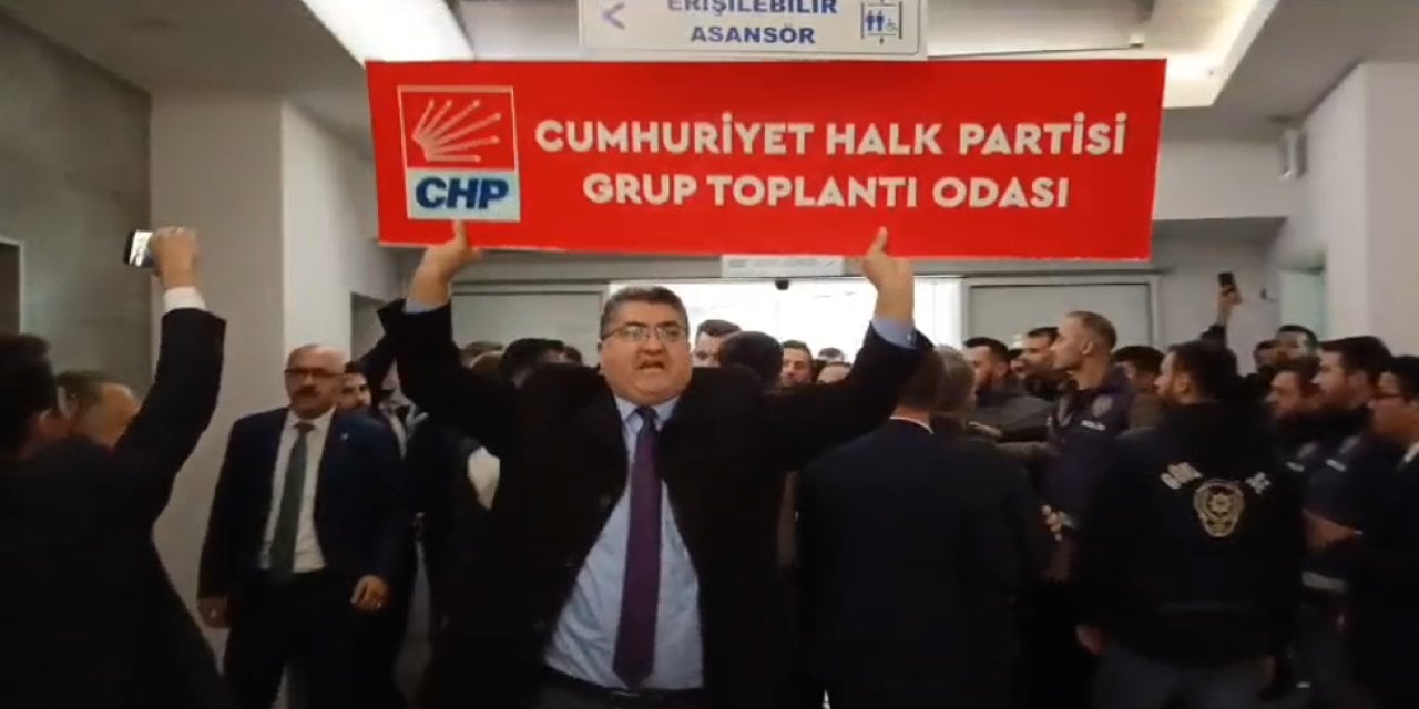 Kayyum atanan Esenyurt Belediyesi'nin içinden görüntüler. CHP Grup Toplantısı odası böyle kilitlendi