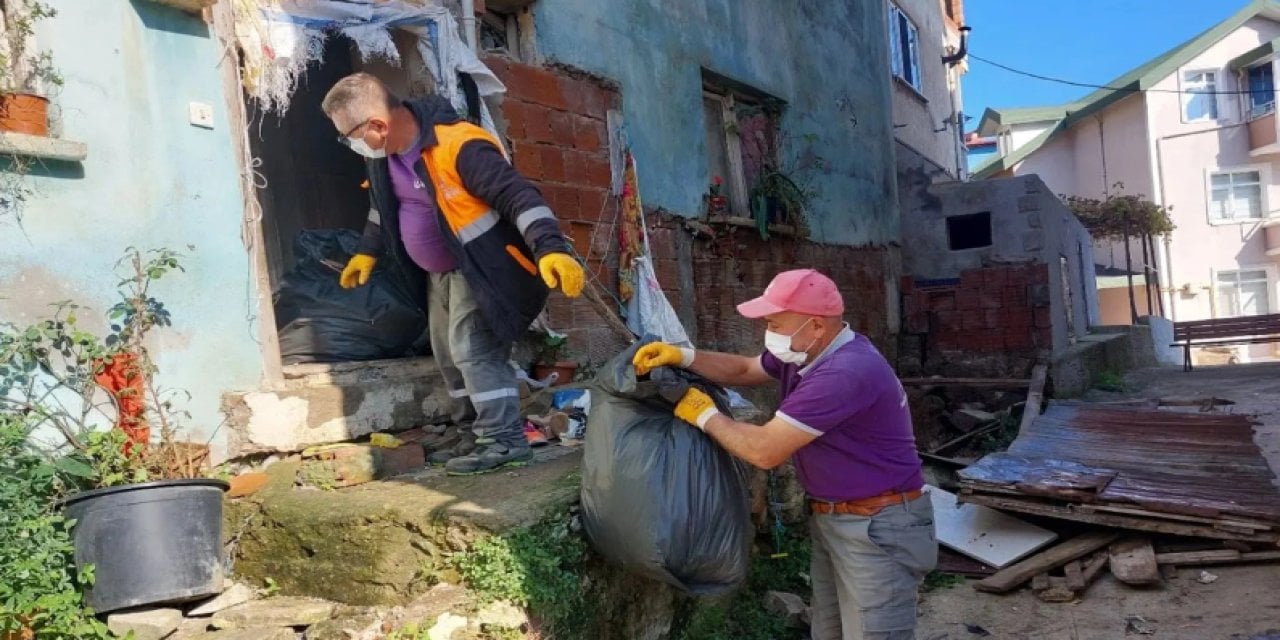 Kötü kokular gelen evden 2 kamyon çöp çıktı