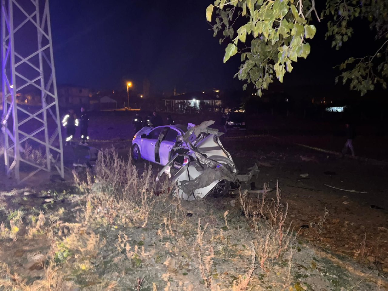 Amasya'da otomobille ağaca çarptı 2 ölü 2 yaralı