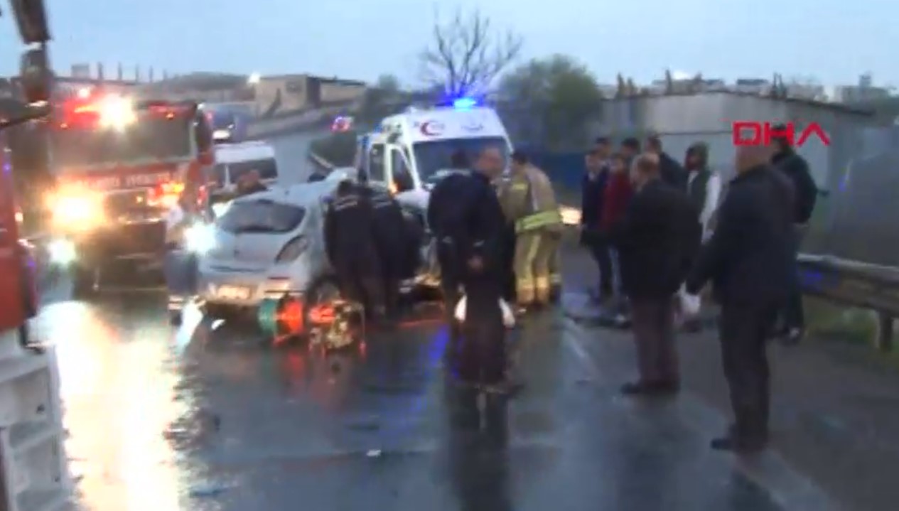 İstanbul'da feci kaza: Otomobil, servis minibüsüyle çarpıştı