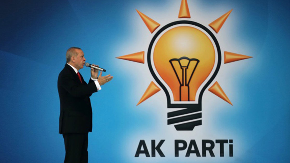AKP'nin üst kademesinden partisine büyük eleştiri