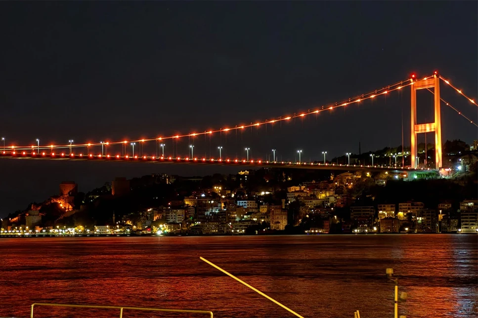 İstanbul'un iki köprüsü turuncu ışıkla aydınlatıldı. İşte nedeni