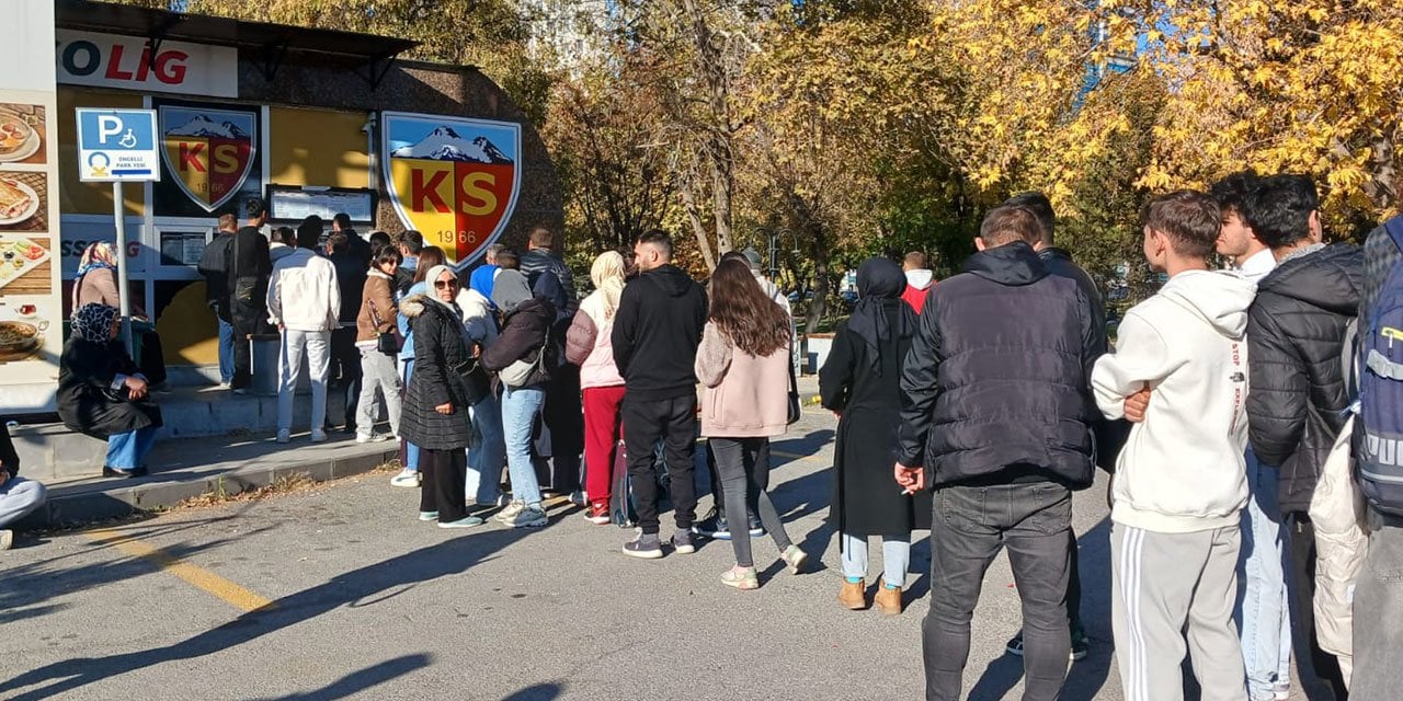 Milli maçın biletleri 10 dakikada tükendi