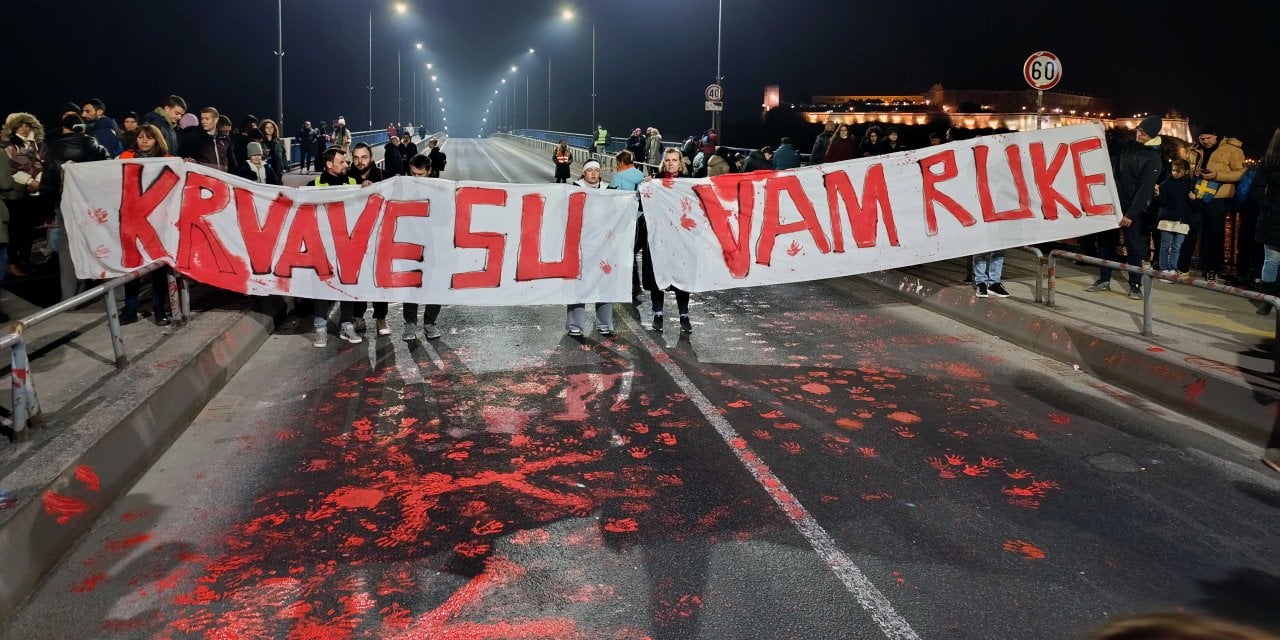 Sırbistan'da halk köprüyü trafiğe kapattı