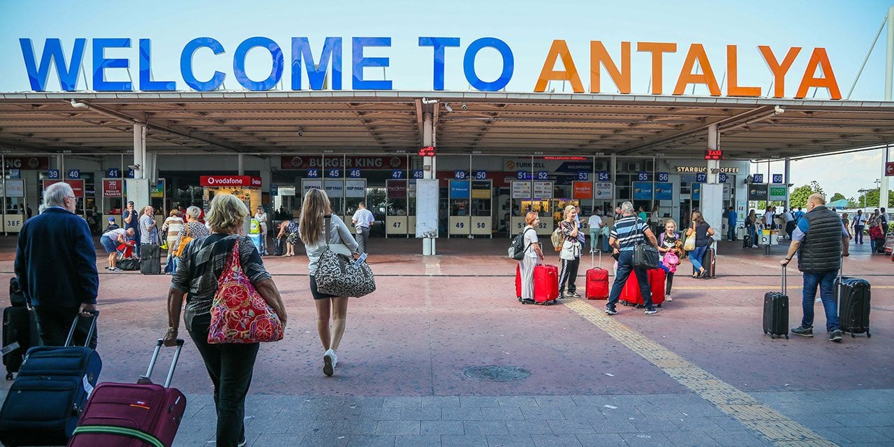 Antalya'ya hava yoluyla günde 30 bin turist geliyor