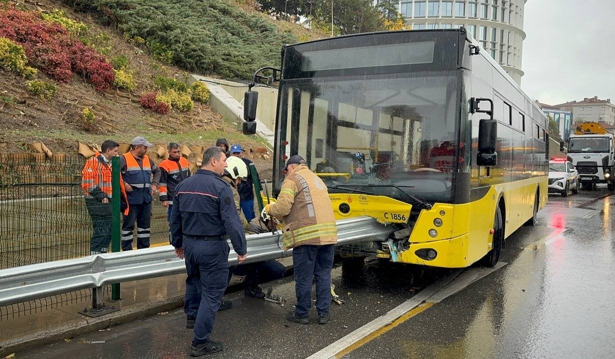 İETT otobüsü Kadıköy'de bariyere çarptı