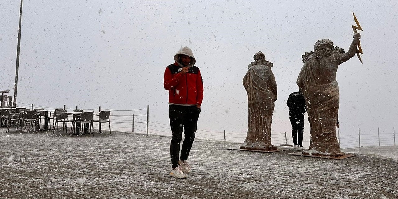 Antalya'ya mevsimin ilk karı düştü