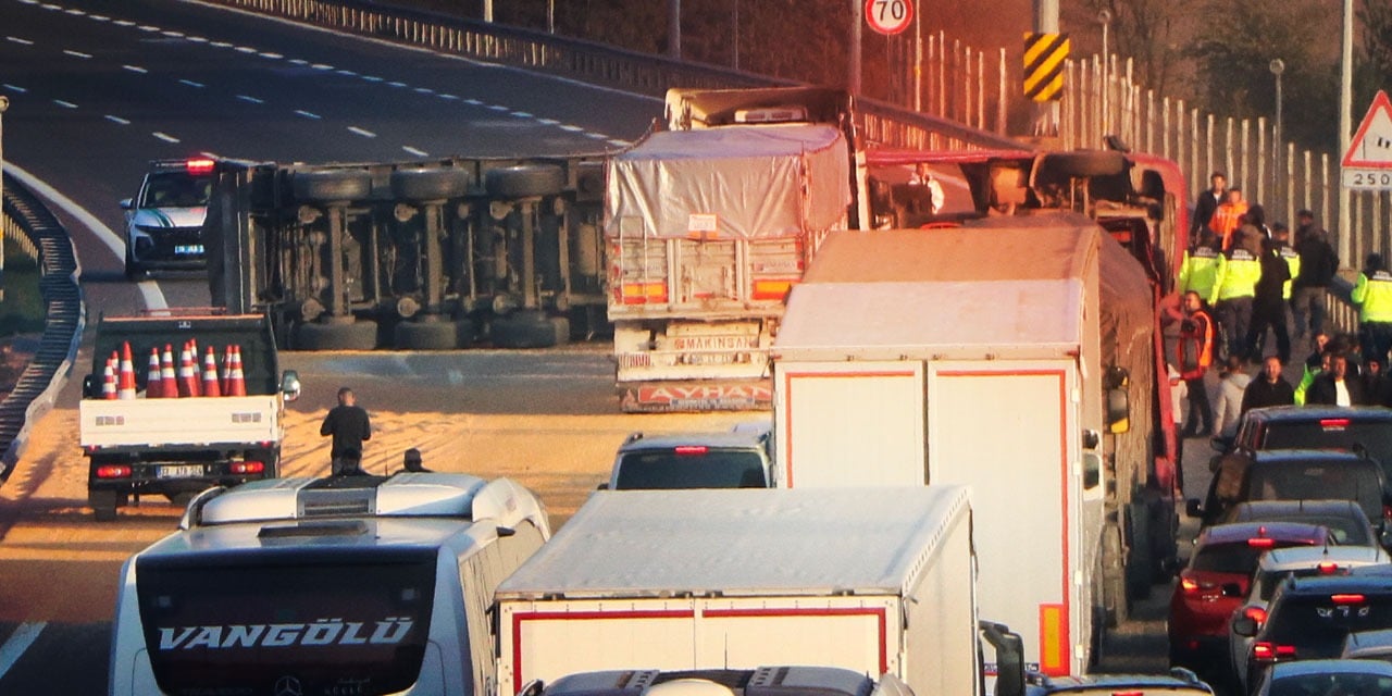 Bolu'da büyük kaza: TIR devrildi Ankara yönü ulaşıma kapandı