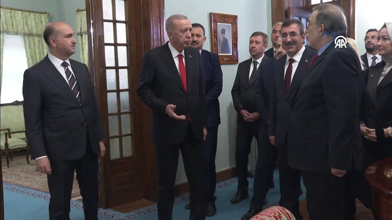 Atatürk'ün fotoğrafını inceleyen Erdoğan: Bak gitmiş işte