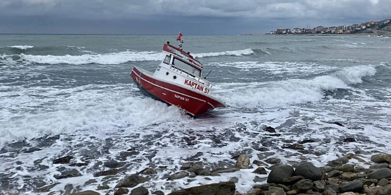 Sinop'ta balıkçı teknesi karaya oturdu