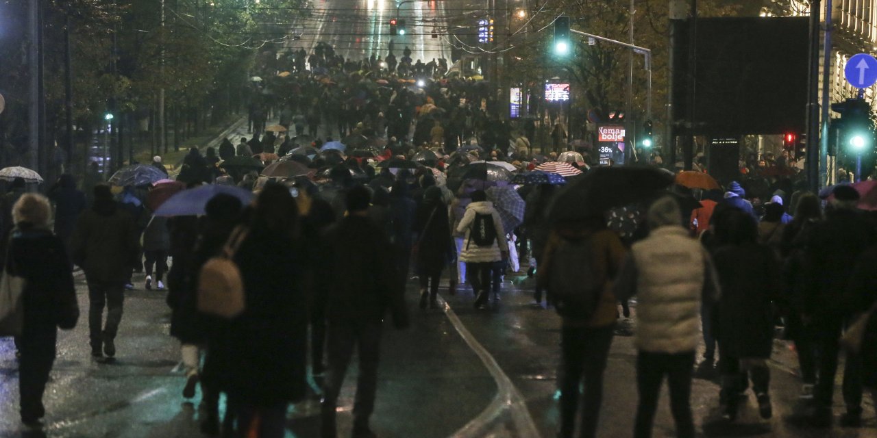 Sırbistan'da halk başbakanın istifasını istedi