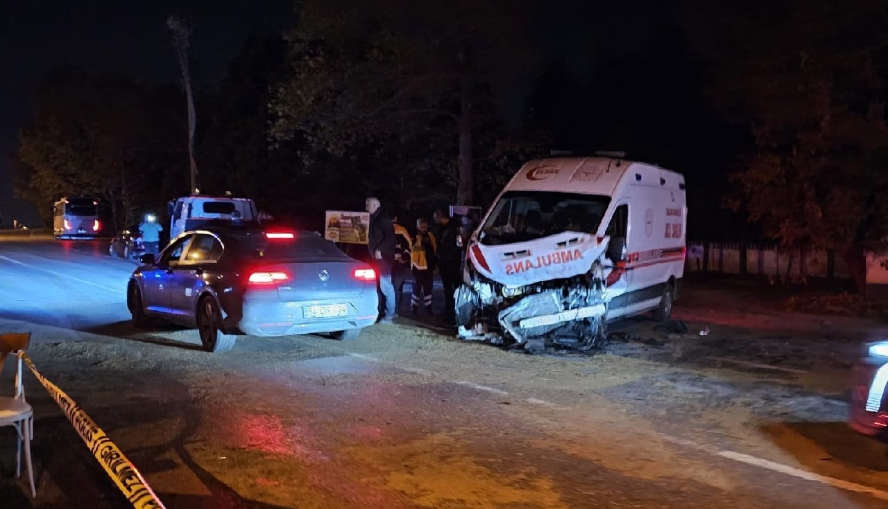 Sapanca'da ambulans zincirleme kazaya karıştı: 1 ölü 3 yaralı