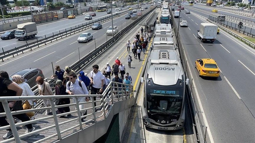 İstanbul'da metrobüs duraklarında yolcu yoğunluğu