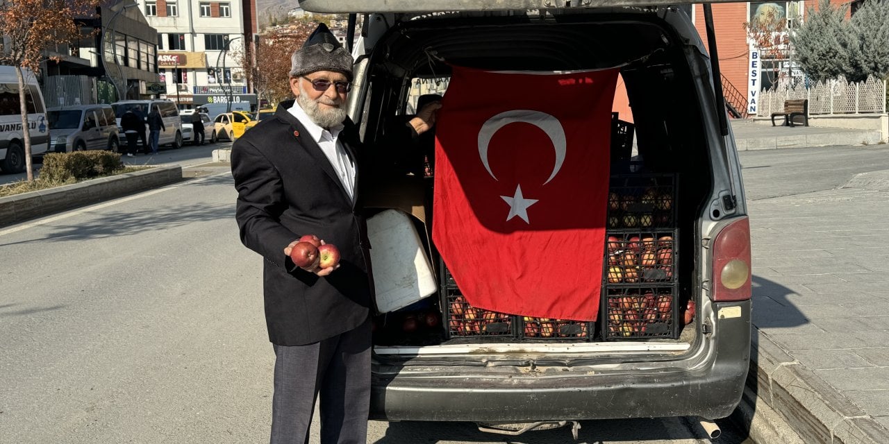 "Elmacı Dede" Denizli’de yetiştirdiği elmaları Hakkari'deki askerlere dağıttı